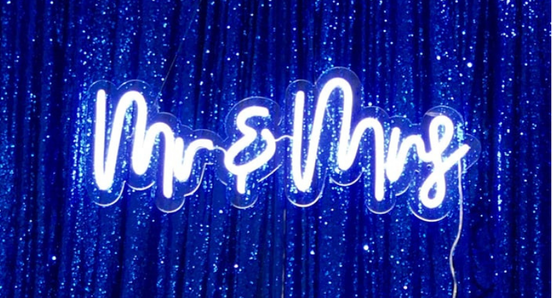 "Mr & Mrs" Neon Sign